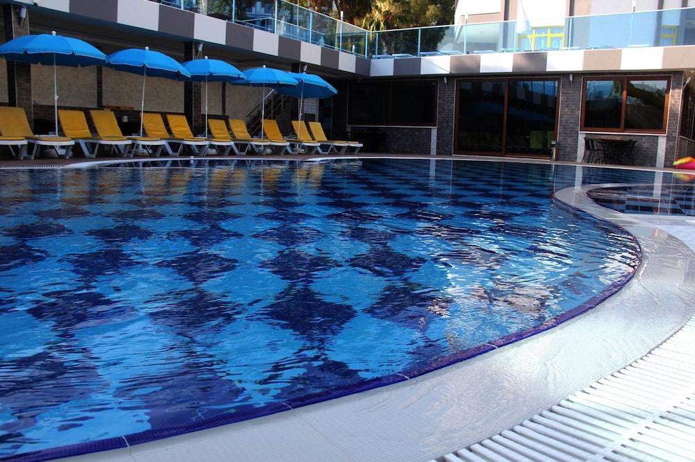 Merlin Beach Park Hotel Tosmur Exterior photo